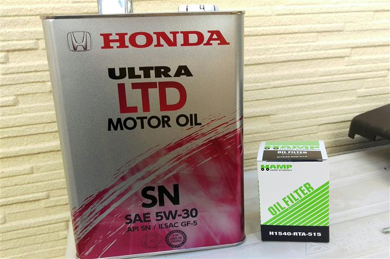 前回交換から5000km走行したので交換。<br />
<br />
いつものULTRA LTD 5W-30と<br />
エレメントも交換。