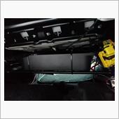 アンプの部。<br />
<br />
カロッツェリアのGM-D7100。<br />
助手席シート下にタイラップで固定。<br />
バッ直電源はこれのため。<br />
<br />
入力は、リアSPケーブルから分岐させたものを<br />
https://amzn.to/2IgWvUs<br />
こんな感じの変換コネクタでRCA出力に変換してアンプに入力。