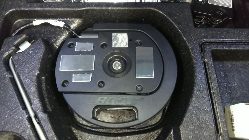 純正BOSEサブウーファーにレジェットレックス貼り付け（マツダ