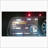 リーフは電源オフ後にルームランプが自動点灯し、一定の秒数で消灯します。<br />
ZE0では車両設定からこの秒数が変更できましたが、ZE1ではそのような項目はありません。<br />
一応ライト設定の項目はありますが…