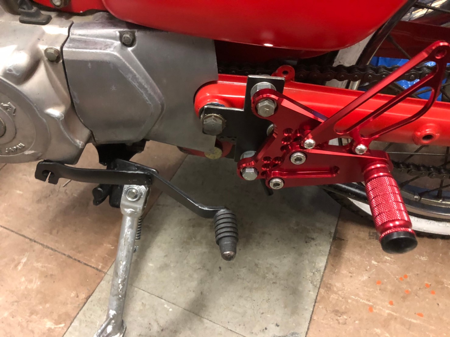 バックステップの取り付け工事 完成 ホンダ スーパーカブ50 By 紅峯 みんカラ バックステップの取り付け工事 完成 ホンダ スーパーカブ50 By 紅峯 みんカラ