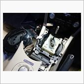 シフトレバーの動作に支障が出る、この型の持病・・・前々から渋さを感じていたもののほったらかしてたけど、一度ロックして動かなくなったもので修理。<br />
嫁さんも乗るので、出先で発生すると困るしね。