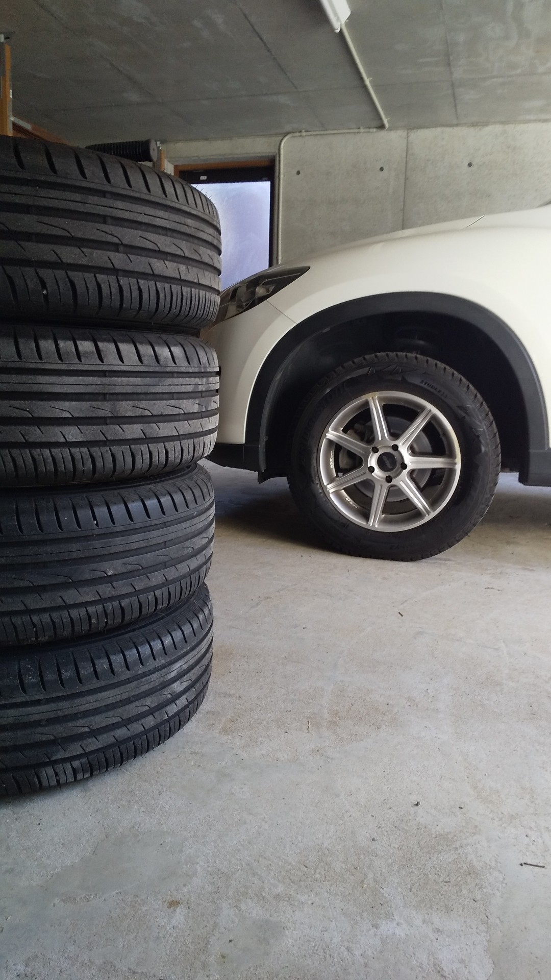 実家ガレージにてタイヤ交換実施<br />
73,910㎞<br />
<br />
外した夏タイヤ(TOYO  PROXES CF2 SUV 225/65R17)、来週洗って再来週片付けます(笑)。<br />
約2シーズン使いましたが、性能的には可もなく不可もなく、コスパの良いタイヤですね。街乗りには十分♪。<br />
贅沢言えばもう少し初期ステアリングの応答性が良いとなぁ～。
