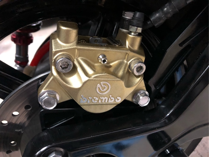 4型シグナス ブレンボカニキャリパー装着！（ヤマハ シグナスX