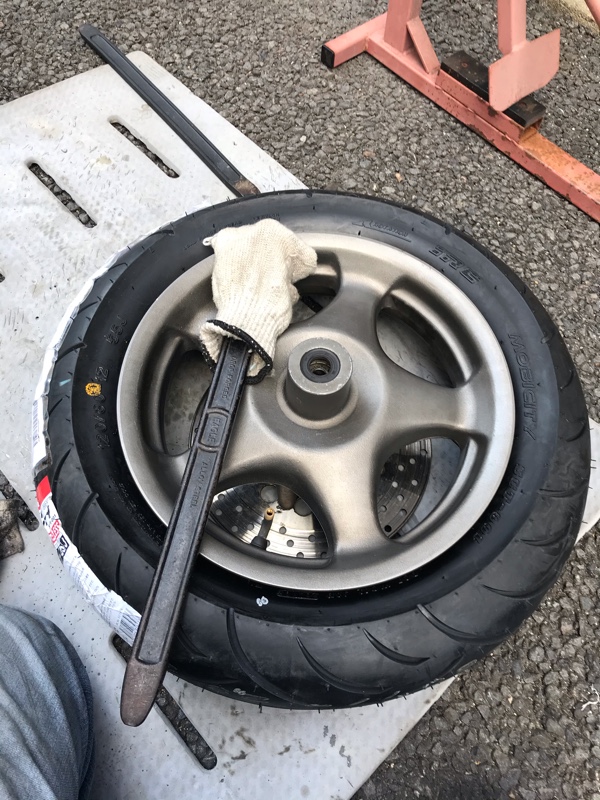 フロント・タイヤ交換 ｻｲｽﾞｱｯﾌﾟ (ﾏｼﾞｪｽﾃｨ125 Fi)（ヤマハ