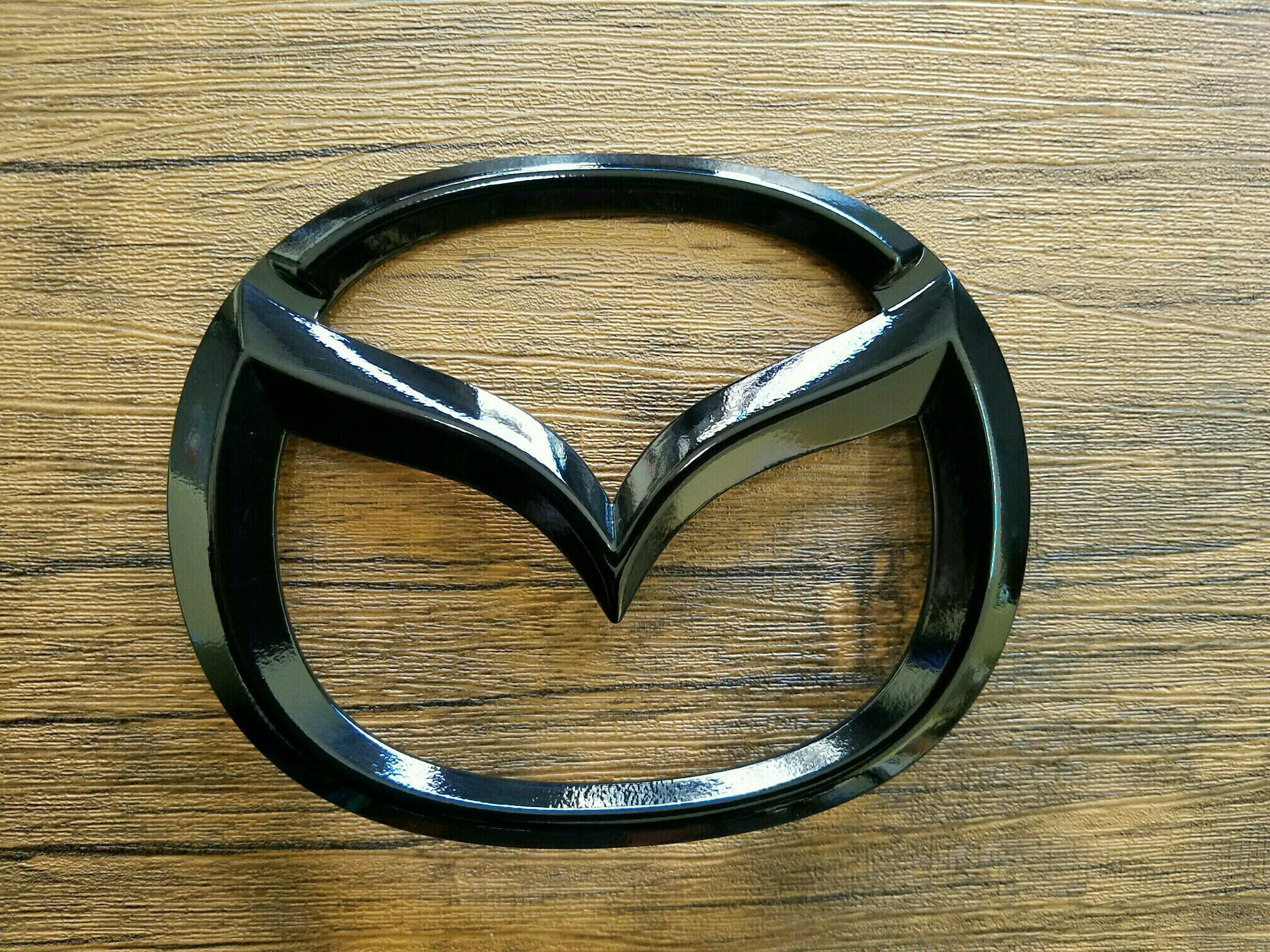 リアエンブレムをグロスブラックに塗装してみました マツダ Mazda3 ファストバック By へるにっくす みんカラ