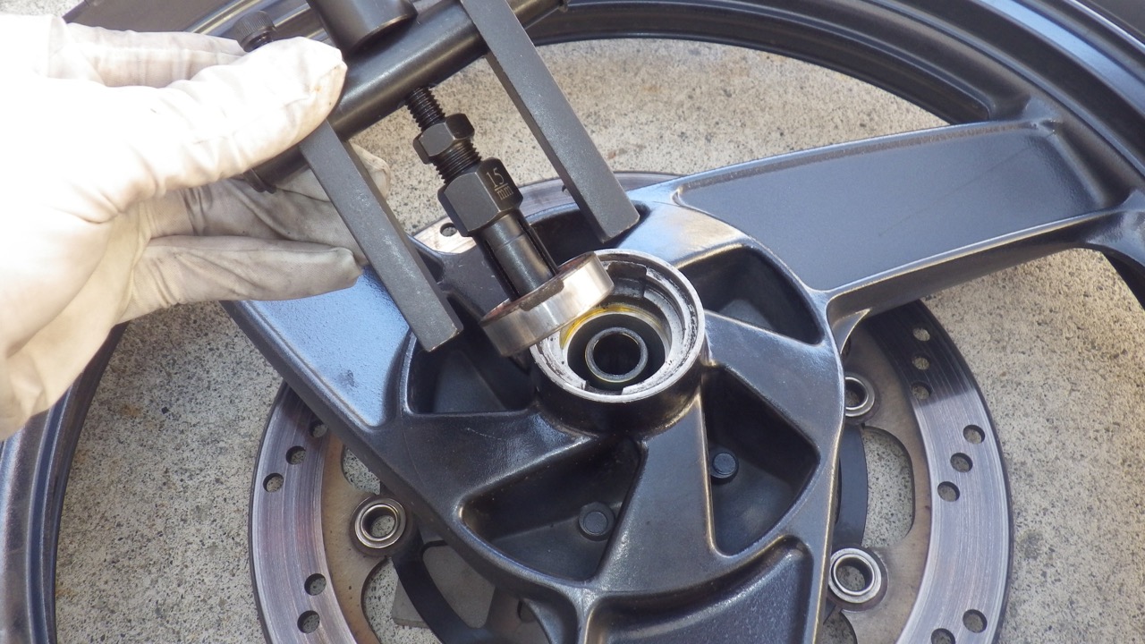 フロントホイールハブベアリング交換（カワサキ ZZR250）by