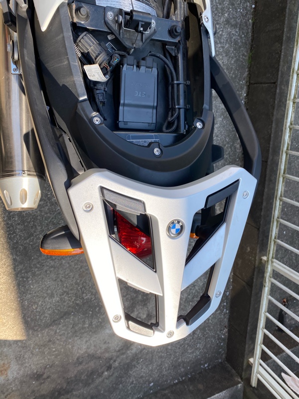 リアキャリア取付とトップケースのベース（BMW R1200R）by 早し