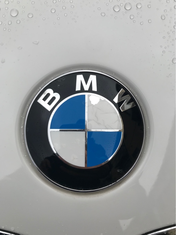 ボンネットエンブレム交換（BMW 3シリーズ セダン・E90）by 小粋