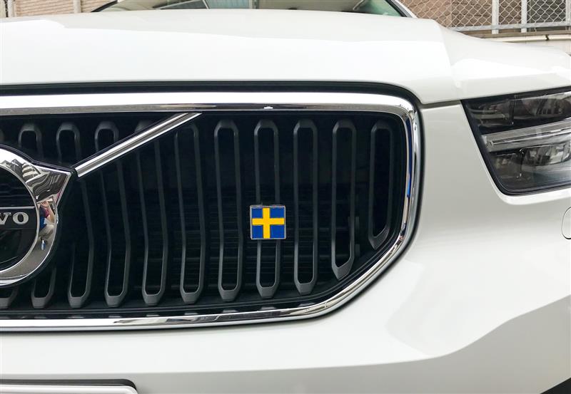 ボルボ XC40 MY23-24専用フロントグリル ブラックエンブレム