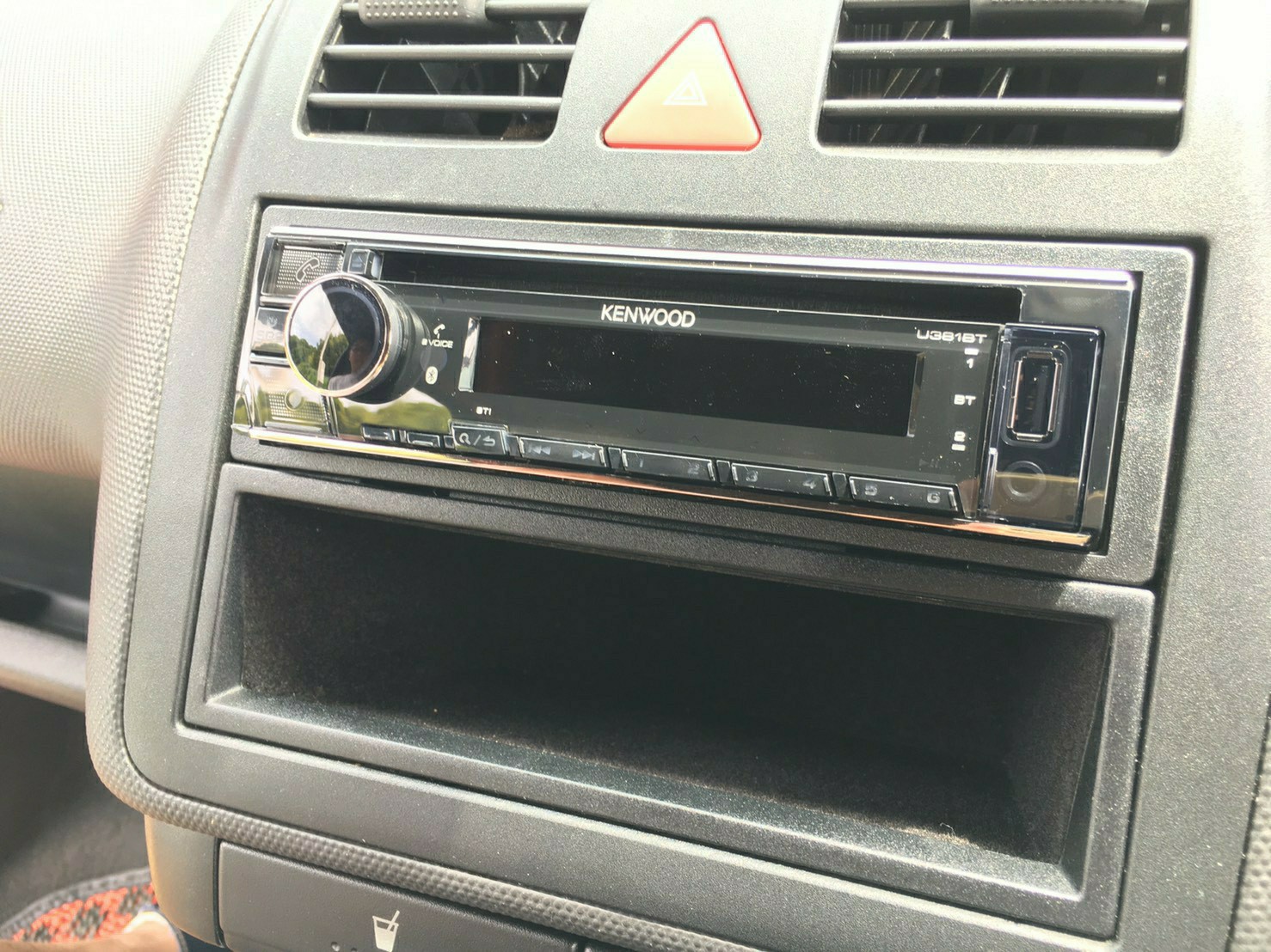 カーオーディオ交換(KENWOOD U381BT)（フォルクスワーゲン ルポ