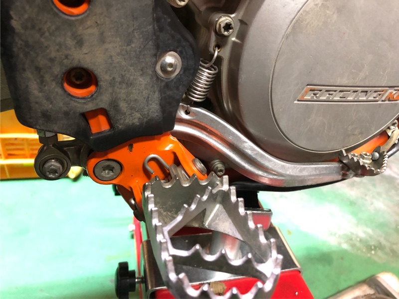 リアブレーキ踏みしろ調整（KTM 250 EXC-F SIXDAYS）by M