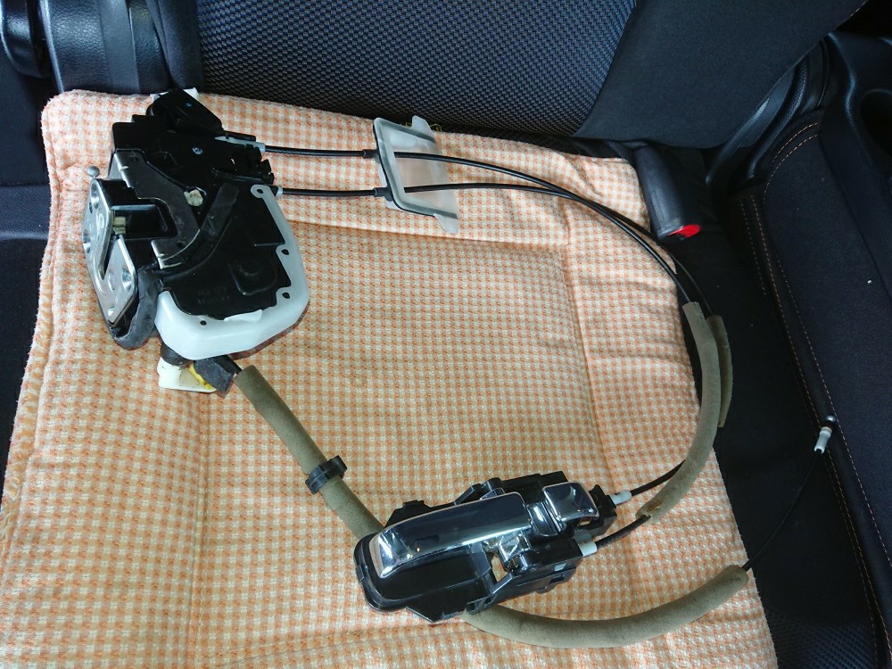 右フロントドアロックアクチュエータ交換 その1（日産 セレナ