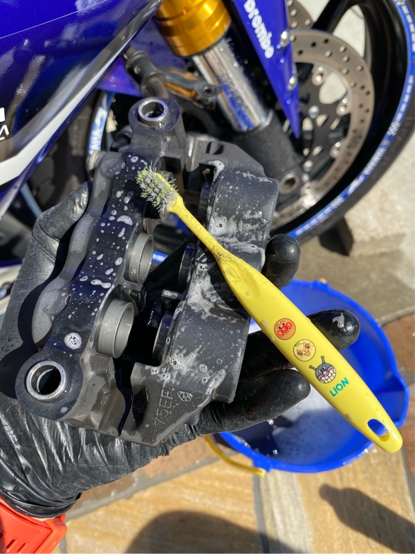 フロントブレーキキャリパー清掃（ヤマハ YZF-R1）by ToyotaCar