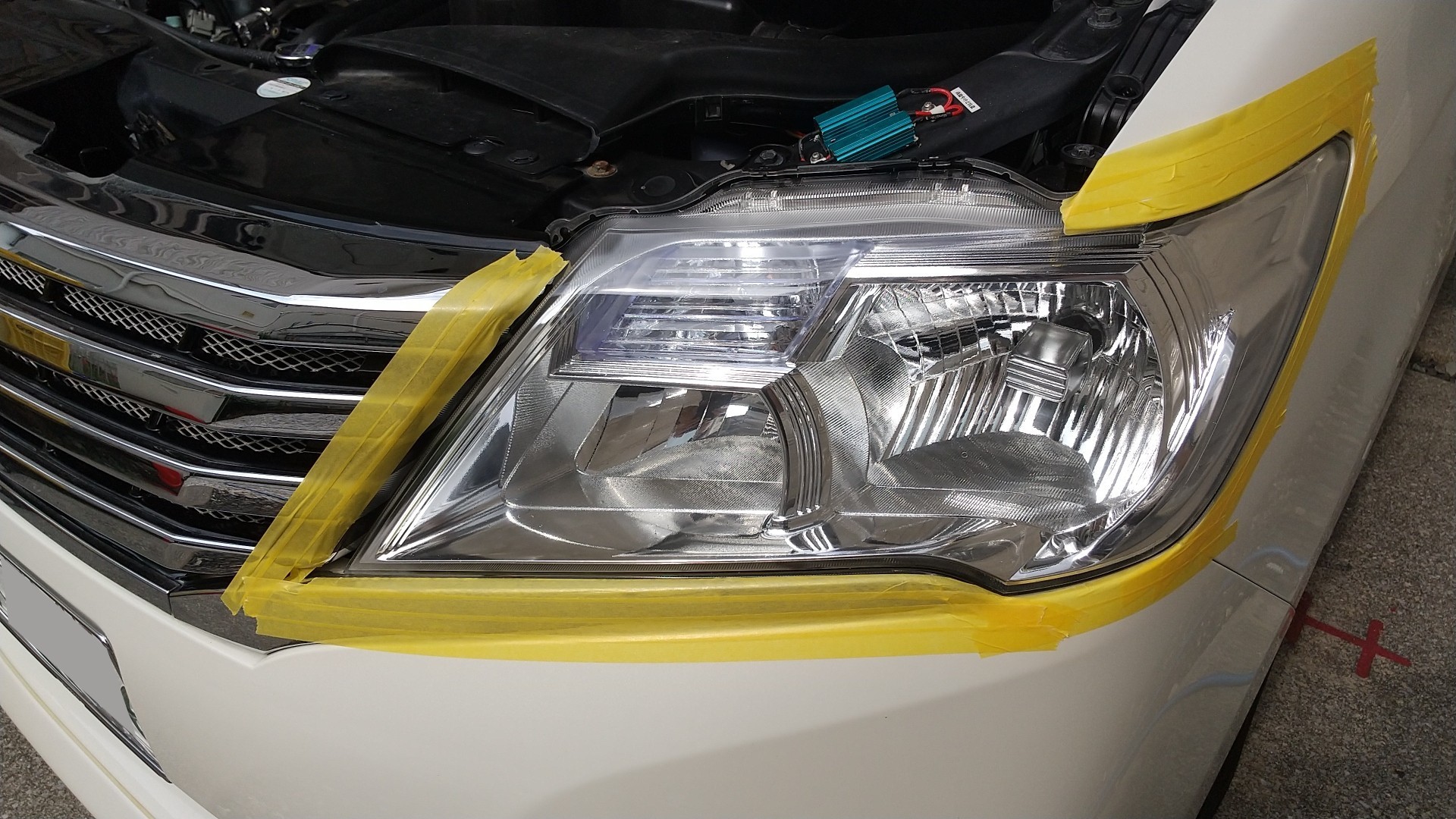 ヘッドライトウレタン塗装リベンジ 研磨1（日産 セレナ・C26