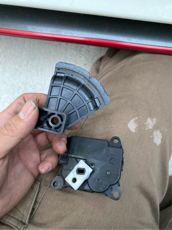 エアコンのエアミックスアクチュエータ交換