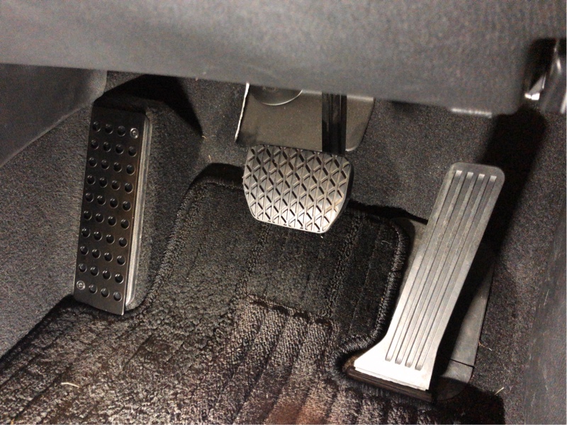 マツダ純正フットレストカバーの取り付け（マツダ アテンザ