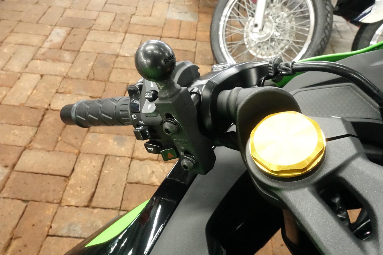 RAMマウントベース取り付け（カワサキ Ninja ZX-25R）by yan@の