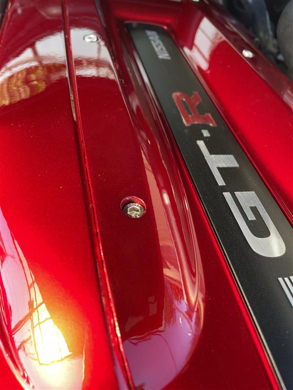 エンジンヘッドカバーを色替えしました。（日産 スカイライン