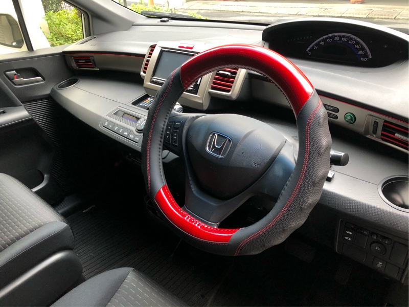 運転席まわりに少しだけ赤を足しました（ホンダ フリード