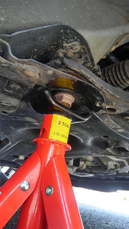 日産ノートＥ12系のジャッキアップ時の馬掛け位置