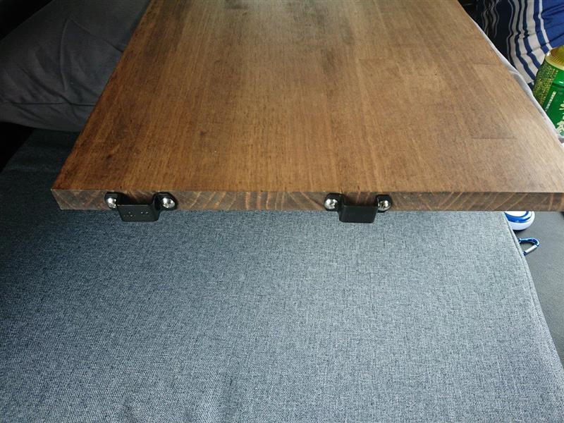 テーブルには幅1200mm&#215;奥行350mm&#215;厚み18mmのパイン材を利用。<br />
このサイズなら無加工で設置できます。<br />
<br />
この板に先程のコの字型？ステーをM4&#215;20mmのタッピングビスで固定します。