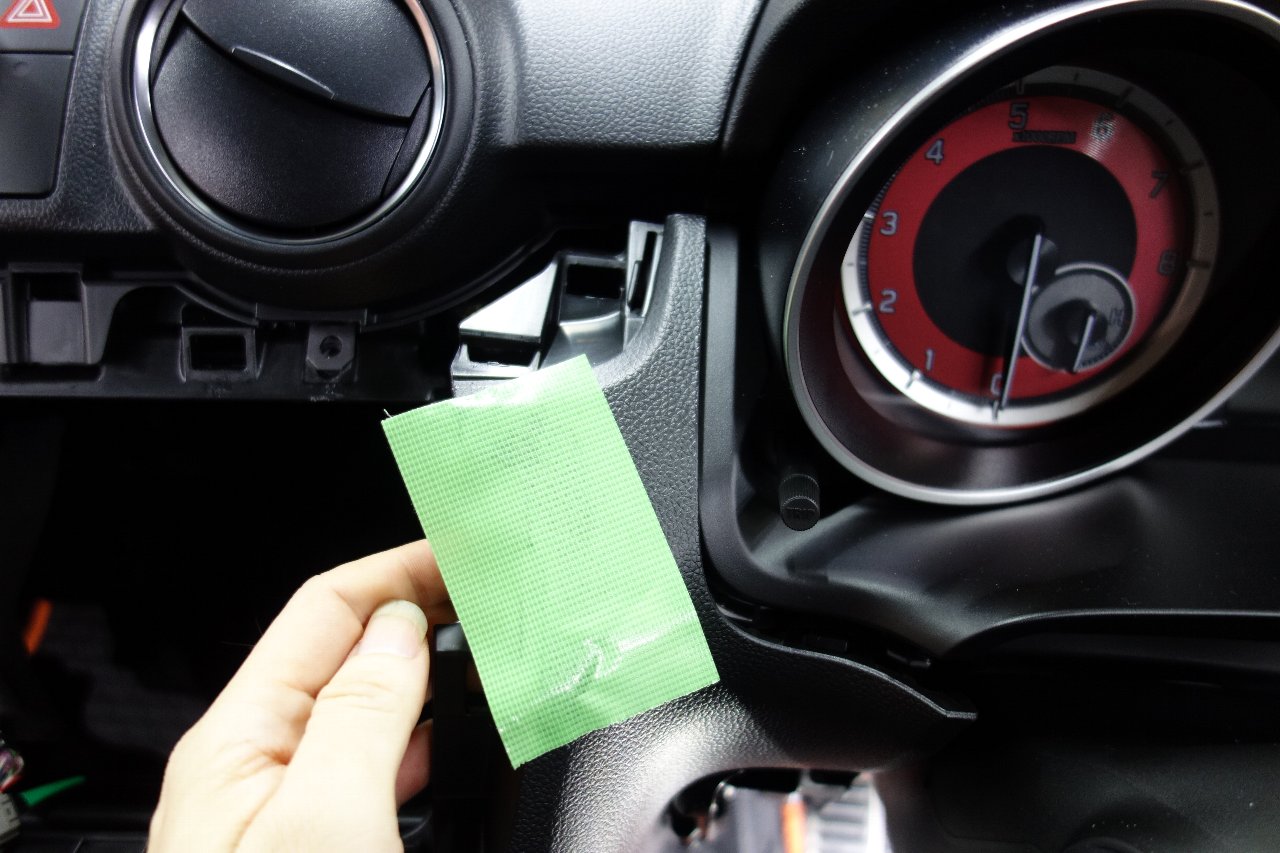 運転席回りのパネル（メーター）の取り外し②（スズキ スイフト