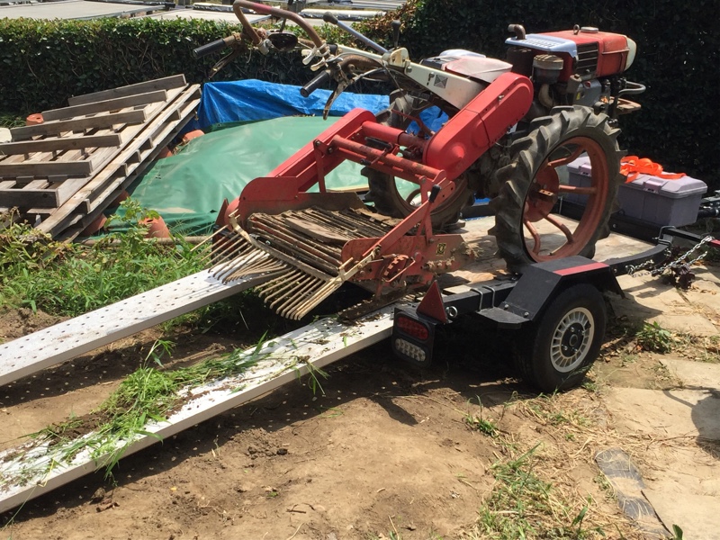 ヤンマー・掘り取り機（芋掘り機）： パンク修理、その1。（準備