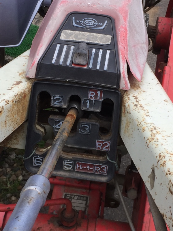 ヤンマー・掘り取り機（芋掘り機）： パンク修理、その1。（準備