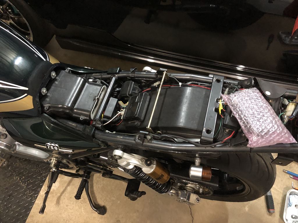 ゼファー750用 ステンレス 製 フェンダーレスキット 新品 - パーツ ゼファー750用 ステンレス 製 フェンダーレスキット 新品 - パーツ