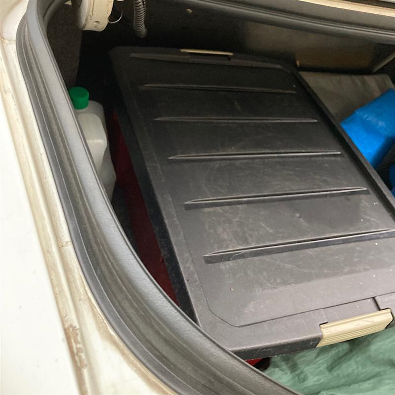 トランクのウェザーストリップ交換（スバル インプレッサ WRX