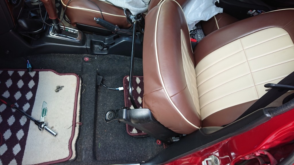 シートアンダートレイ取り付け（ダイハツ ミラジーノ・L700/710
