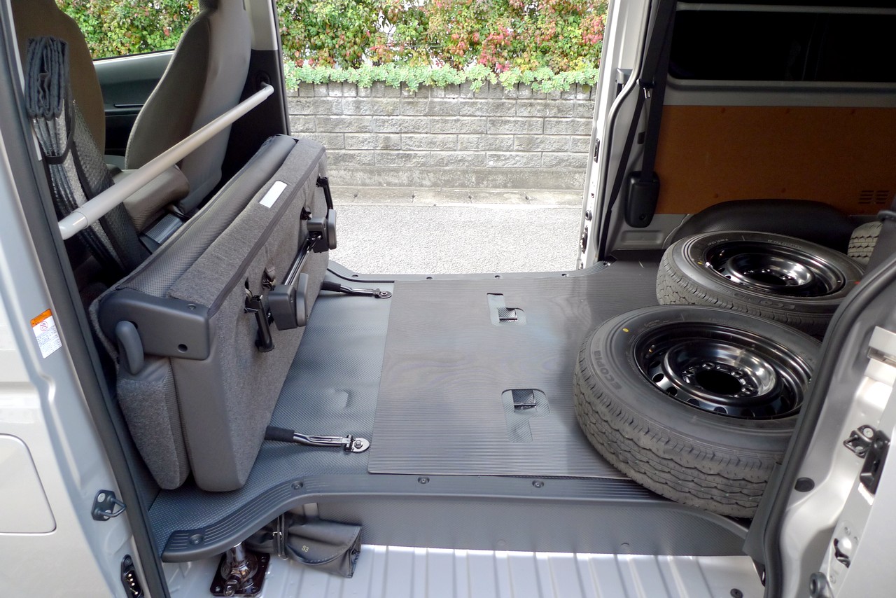 6型】リアシート取り外し（トヨタ ハイエースバン・H200系）by