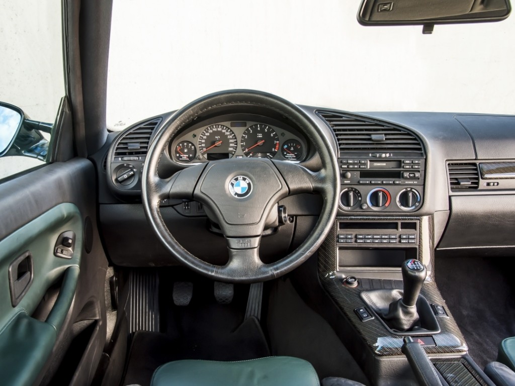 BMW純正革巻き3本スポークのステアリングホイールです。インテリアに如何？ BMW純正革巻き3本スポークのステアリングホイールです