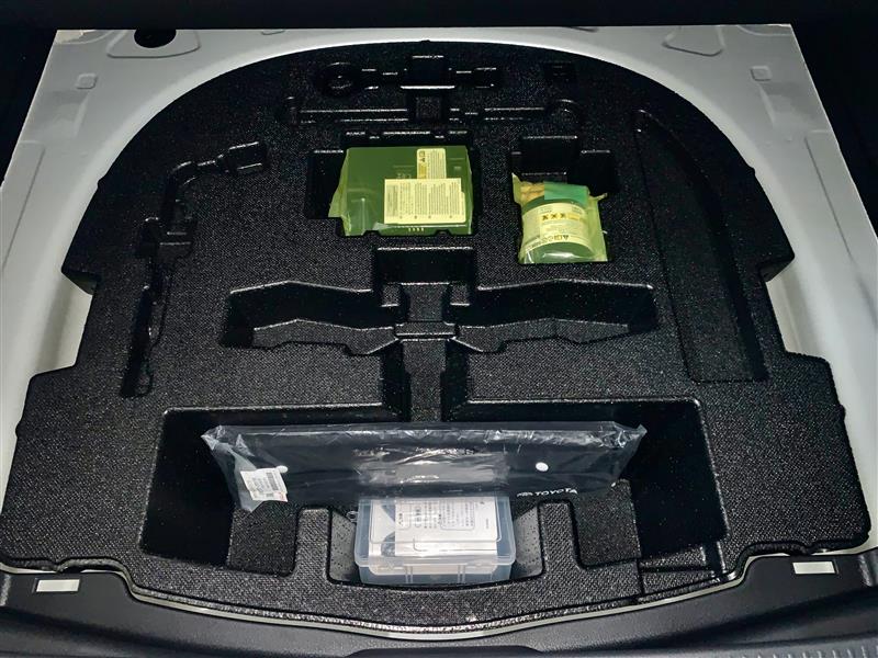 カムリ、トランクルームの下を見てみた！車載工具やメーカー