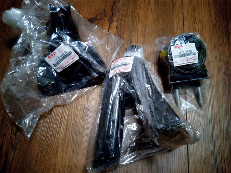 スズキ SUZUKI (スズキ) 純正部品 エンジンマウント 品番11620