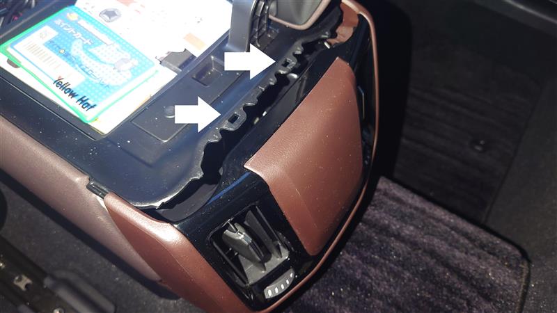 前期に後期用の後席用エアコンレジスタつけてUSB充電コネクタ使える 