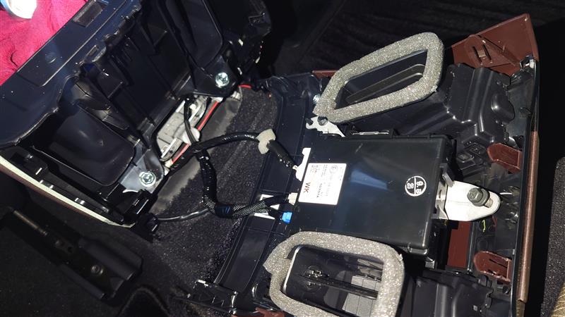 前期に後期用の後席用エアコンレジスタつけてUSB充電コネクタ