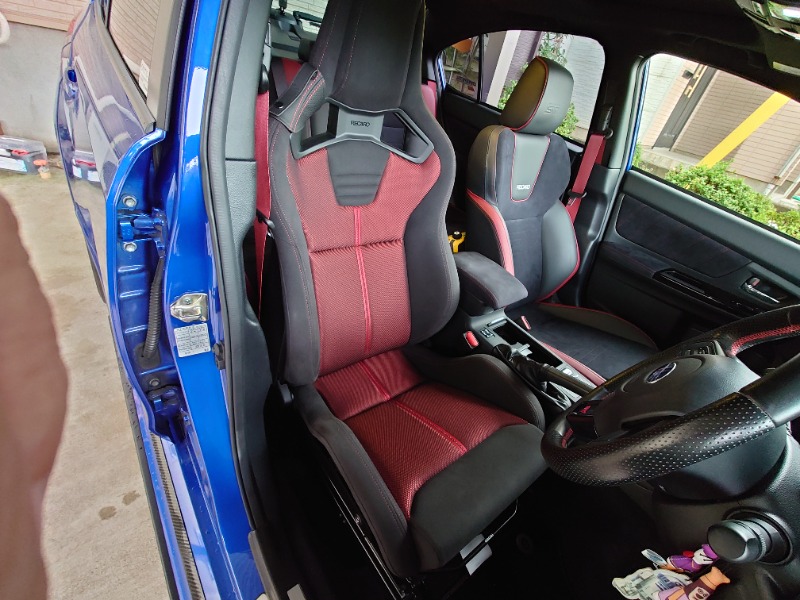 スポーツスターGK100Hをショップにて取り付けて頂きました。<br />
今月9月にいつものタイヤ館でレカロフェアが有るという事で、伺った際、SR-7かSPORTSTARかというところでお店で座り心地を試していました。設計はsportstarの方が新しく？モノコックフレームを使用しているそうです。<br />
で、色はREDで決定していました。2つのシートを比べていたら、「展示品を安くしますよ」との事、店長が電卓をたたき始めて「これでいかがでしょう」おぉ(゜o゜)<br />
「買う！」ってことで買っちゃいました笑<br />
シートレール（ベースフレーム）はヤフオクで費用の削減で持ち込みました笑<br />
取り付けは思ったほど時間がかからなかったそうです。<br />
購入動機は、パーツレビューにてお話しします(^▽^;)<br />
