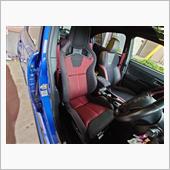 スポーツスターGK100Hをショップにて取り付けて頂きました。<br />
今月9月にいつものタイヤ館でレカロフェアが有るという事で、伺った際、SR-7かSPORTSTARかというところでお店で座り心地を試していました。設計はsportstarの方が新しく？モノコックフレームを使用しているそうです。<br />
で、色はREDで決定していました。2つのシートを比べていたら、「展示品を安くしますよ」との事、店長が電卓をたたき始めて「これでいかがでしょう」おぉ(゜o゜)<br />
「買う！」ってことで買っちゃいました笑<br />
シートレール（ベースフレーム）はヤフオクで費用の削減で持ち込みました笑<br />
取り付けは思ったほど時間がかからなかったそうです。<br />
購入動機は、パーツレビューにてお話しします(^▽^;)<br />
