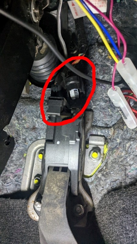 スロットルコントローラー取付（スズキ スイフトスポーツ・ZC32S