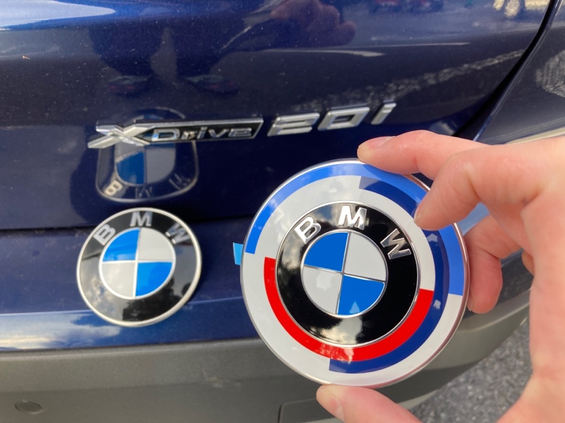 M社50周年エンブレム装着（BMW X1・F48）by 八ミツ - みんカラ