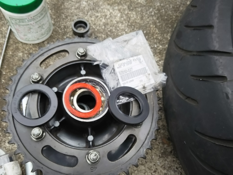 ZRX1100]ベアリンググリスアップとオイルシール交換（カワサキ