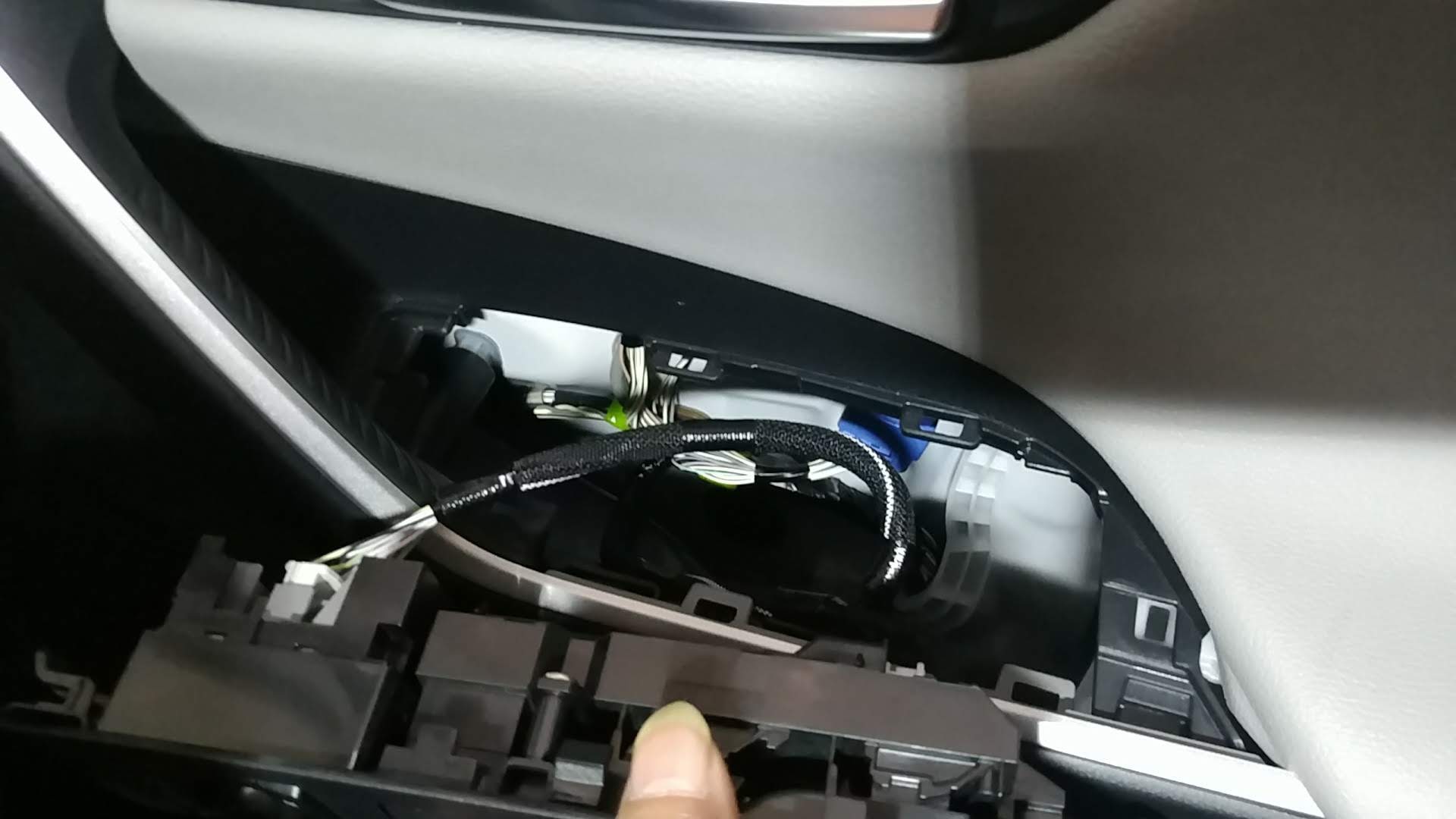 パワーウィンドウスイッチ照明付きに交換（トヨタ RAV4