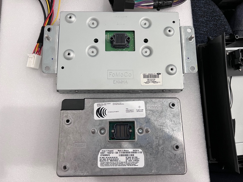 13.6inch panelに交換（フォード エクスプローラー・5代目(U502