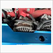 先日の夢の島オーディオオフで、ジャッキーさんの静電気を測る装置でインプの静電気を測ったら静電気発生装置なぐらい反応してました。<br />
アンチスタかけても静電気の発生源であるオルタネーター本体からアースがしっかり取れてないといくら静電気対策しても意味が無いことが判明。<br />
<br />
ベルトカバー外してオルタネーター本体のボルトからMLFCケーブルでアースを一本ボディに落としました。<br />
写真では見づらいんですが下向きにスタティックディスチャージャーも取付ました。<br />
ベルトからの風で静電気を放電という仕組みです。<br />
<br />
軽くオーディオを試聴してみると明らかにSNが上がり、音量をあげてもうるさい曲が良い音で聴けるようになりました。<br />
燃費も良くなるそうなので走行中の燃費も今後楽しみです😊
