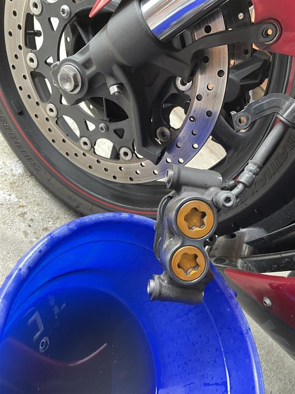 フロントブレーキパッド交換（ヤマハ YZF-R1）by やまぷう
