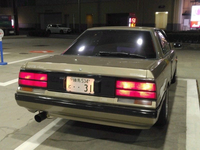トランクガーニッシュ交換（日産 スカイライン・R31）by HR31