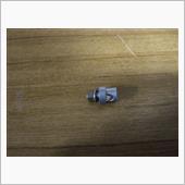 新車時からハッチバックを内側から開閉できるといいんだけれどと思っていた。<br />
開けるだけなら非常用レバーがあるんだけど。<br />
<br />
最近熊出没のニュースが流れますね。<br />
車中泊の時あまり暑いとドアを開けて寝ています。<br />
中にゴミがあるので熊が来ることは考えられます。<br />
後席ドア解放金具は押しても引いても動かないようになっているので、熊が開けることはできない。<br />
でもハッチバックは中から閉めることはできないので、閉められるようにした。<br />
<br />
道具箱を漁っていたらこの自転車部品があったので利用する。<br />
アルミの泥除けステーを泥除けに止める部品である。<br />
42Bタイヤの泥除けに使っていたスペア部品。<br />
45年ぶりに使う。<br />
強度保持のために内側に大きな座金を使う。<br />
