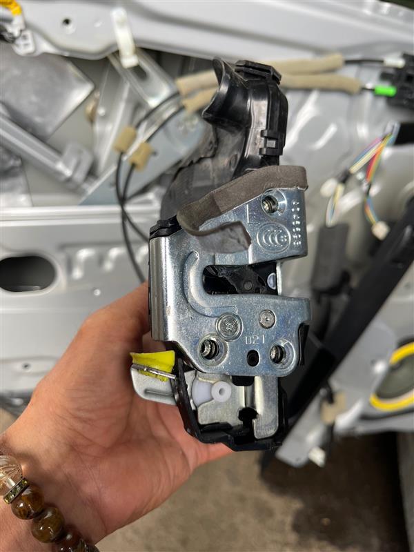 イージークローザー取付（フロント左）その①（トヨタ